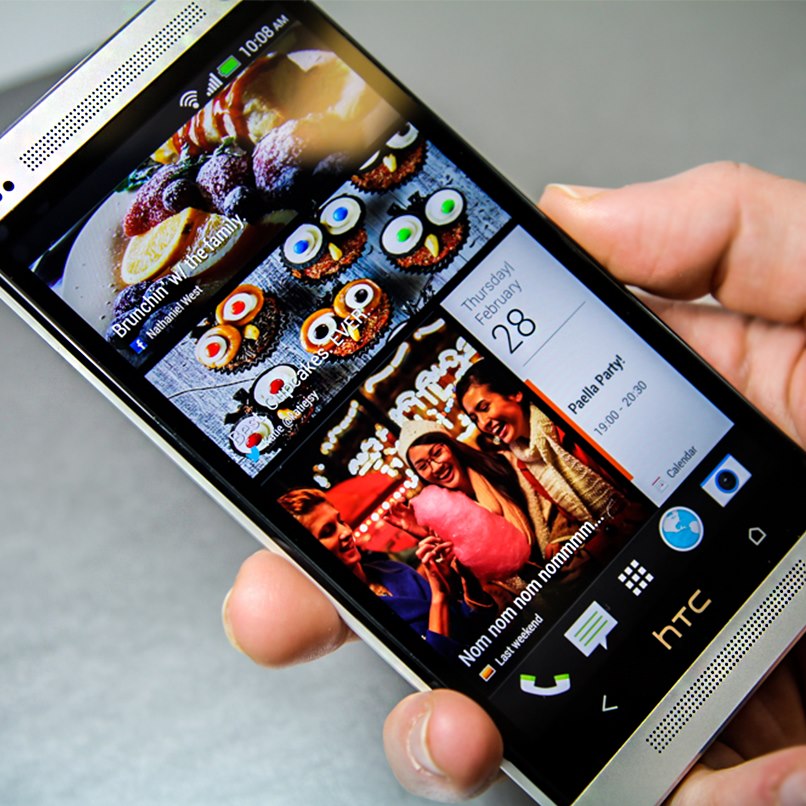 Closer Look at the HTC One BlinkFeed